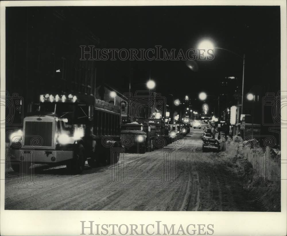 1979 Press Photo National Guard helps clear streets, Milwaukee Snow Storm - Historic Images