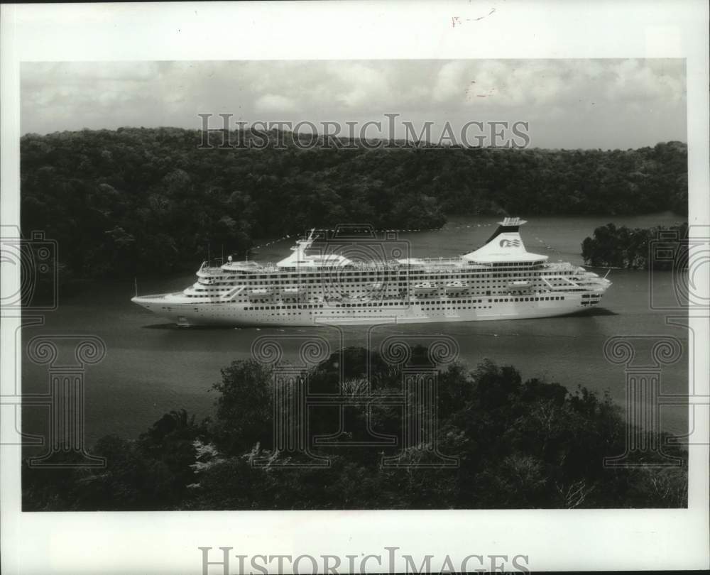 1994 Press Photo Royal Princess cruise ship passing through the Panama Canal - Historic Images