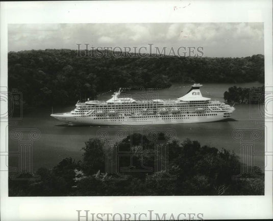 1994 Press Photo Royal Princess cruise ship passing through the Panama Canal - Historic Images