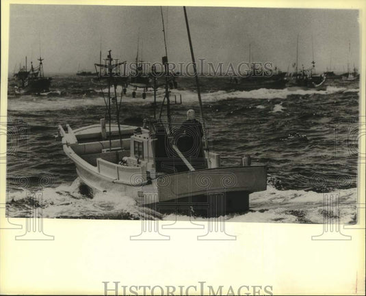 1979 Press Photo Japanese fishing boats at sea from the island of Iki, Japan - Historic Images