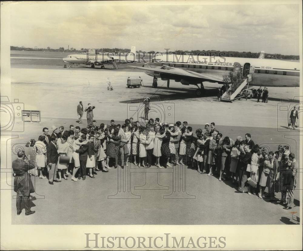 1984 Press Photo Swedish newlyweds embark on group honeymoon, Malmoe airport - Historic Images