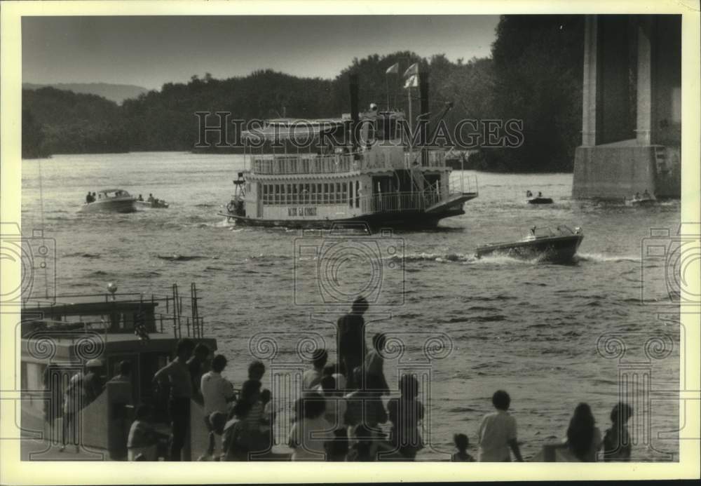 1986 Press Photo Miss LaCrosse excursion boat near Riverside Park, La Crosse - Historic Images