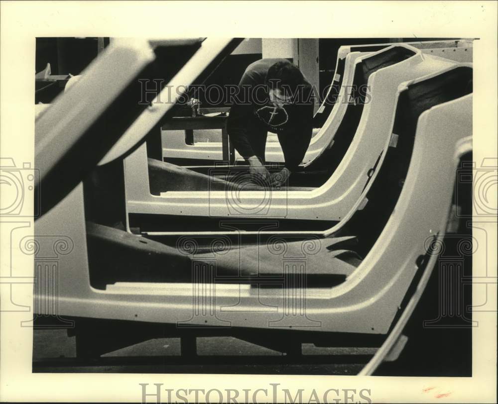 1987 Press Photo Worker assembling a Excalibur Roadster automobile, West Allis - Historic Images