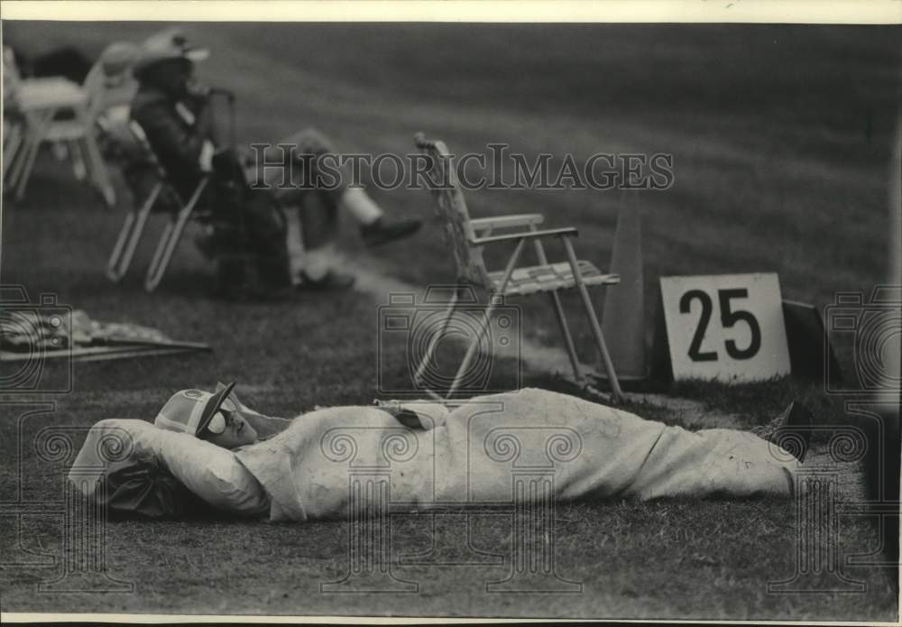 1985 Press Photo Andrew Hilmer in blanket watching aircraft at show, Oshkosh - Historic Images