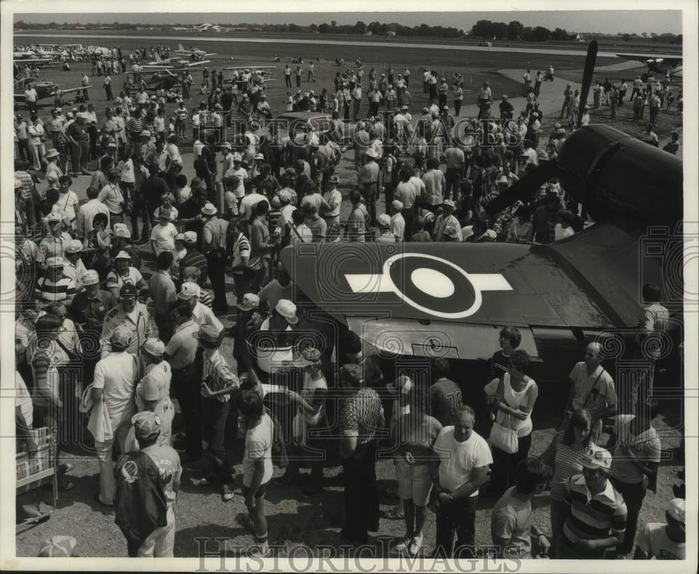 1983 Press Photo Visitors at an Experimental Aircraft Association show - Historic Images