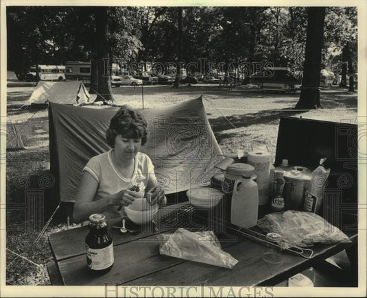 1983 Press Photo Dorothy Decker prepares food in EAA Camp Scholler, Wisconsin - Historic Images