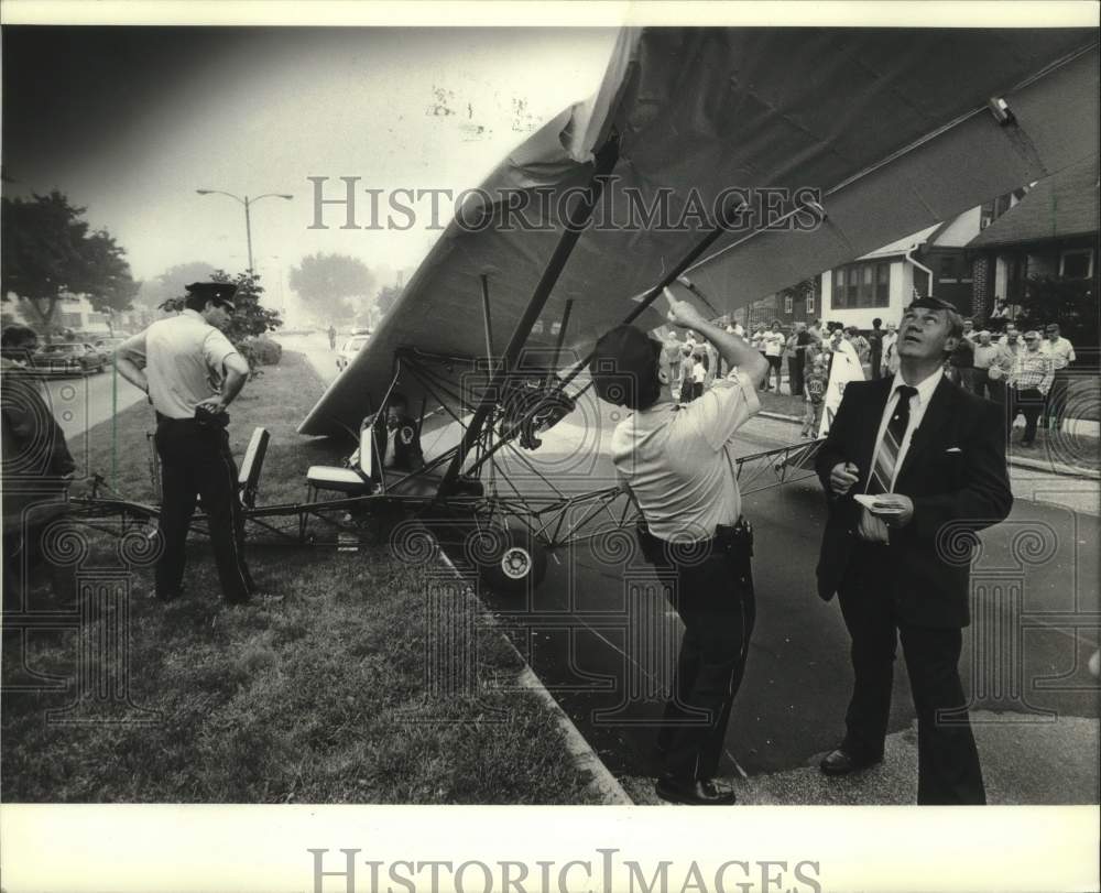 1982 Press Photo Plane runs out of fuel, lands on street in Milwaukee - Historic Images