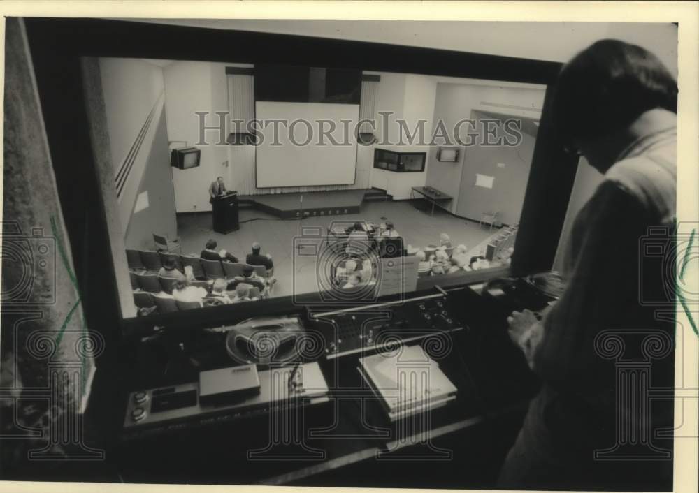 1987 Press Photo Simultaneous Interpretation Facility University of Wisconsin - Historic Images