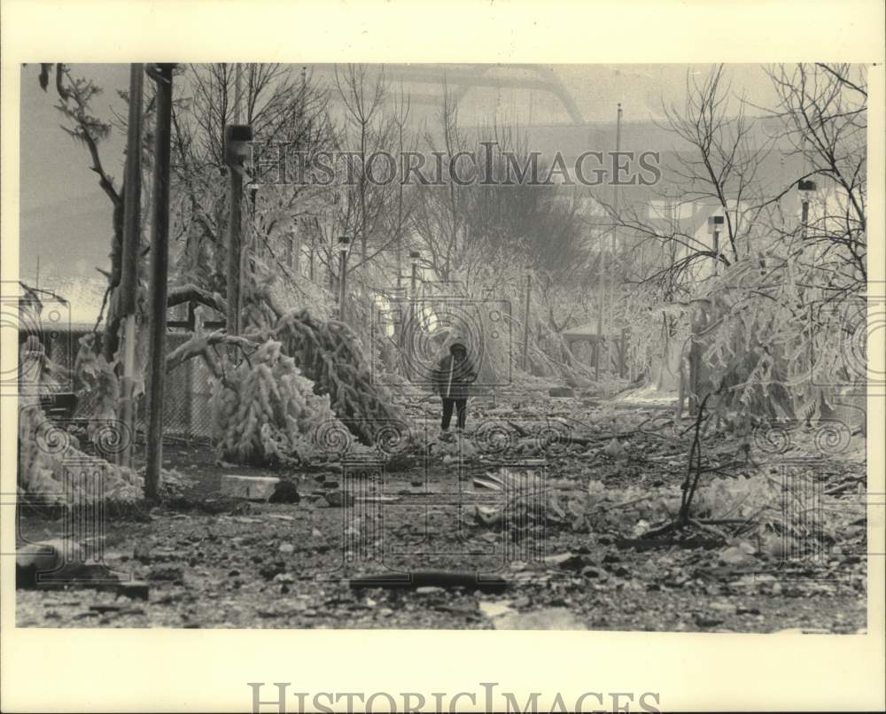 1985 Press Photo Worker walks Summerfest after Snow Storm - mjc29323 - Historic Images