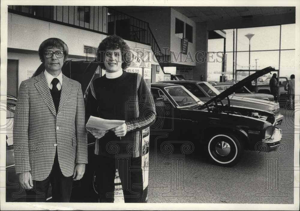 1978 Press Photo Duane Swenson and son, Erik, at car dealership, West Bend - Historic Images