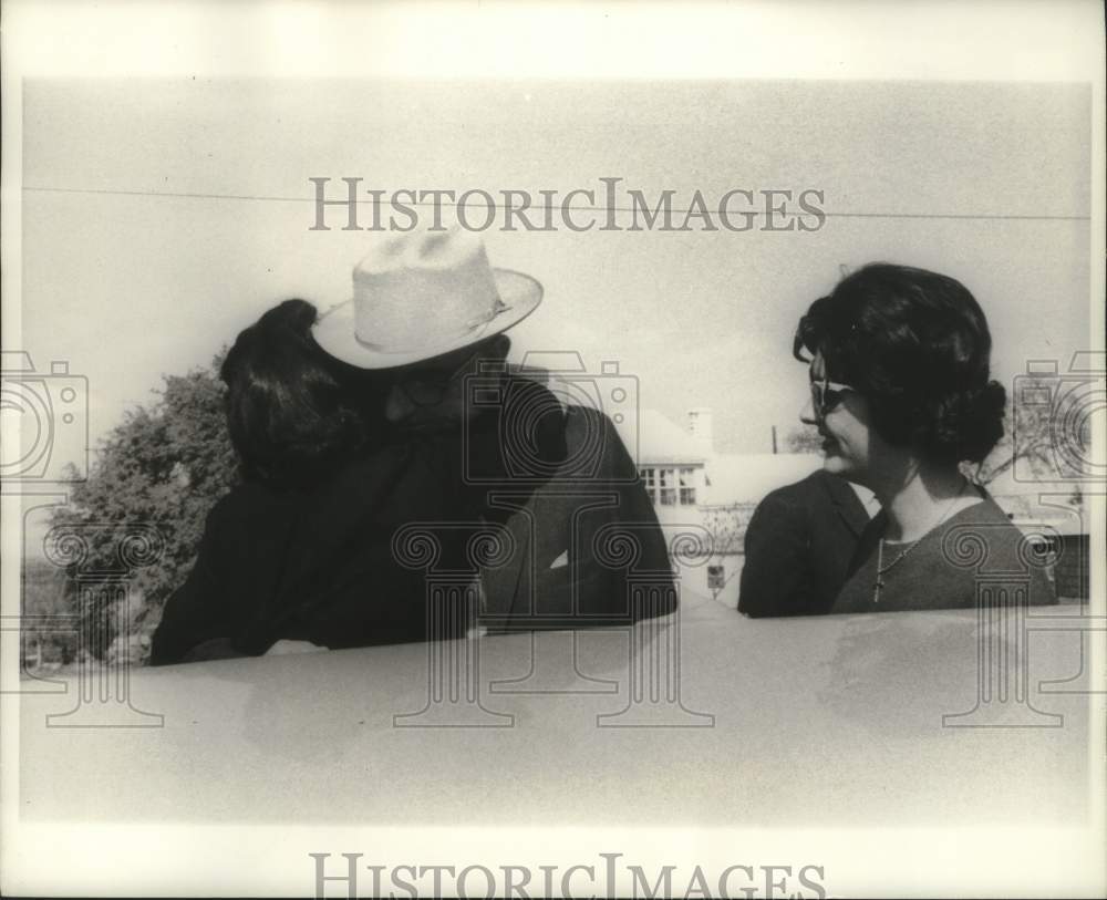 1964 Press Photo Lucy Baines Johnson, Lynda Bird and Lyndon B. Johnson, ranch - Historic Images