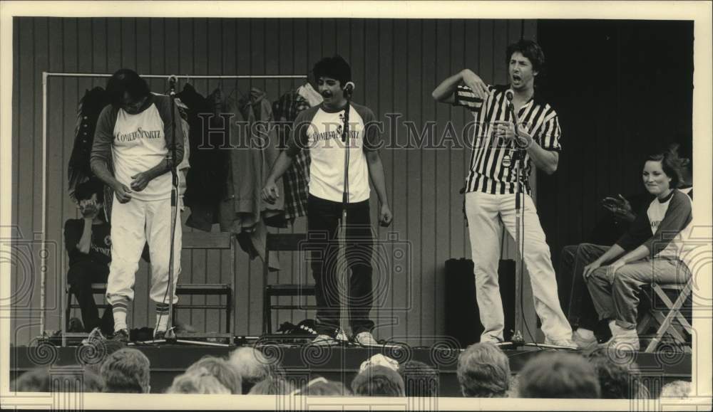 1987 Press Photo Comedy Sports performing at the Mix stage at Summerfest - Historic Images