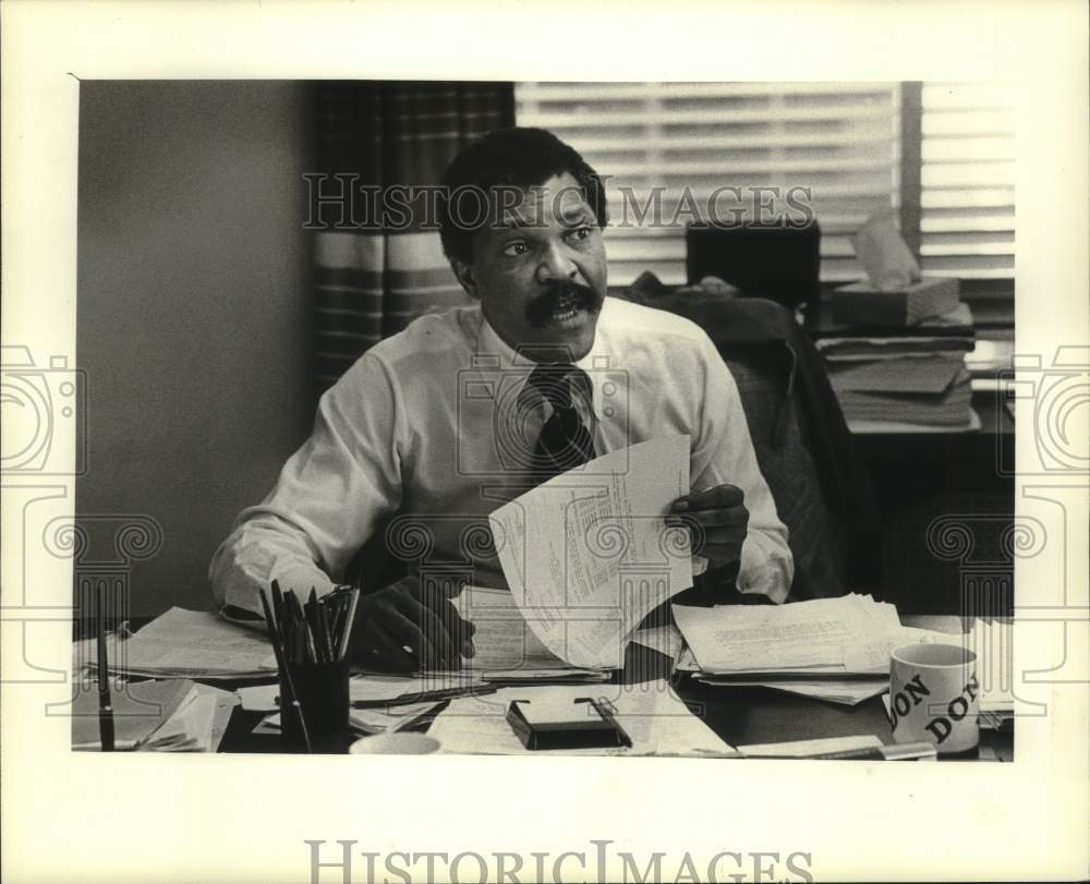 1982 Press Photo Donald Sykes in his office at the Social Development Commission - Historic Images