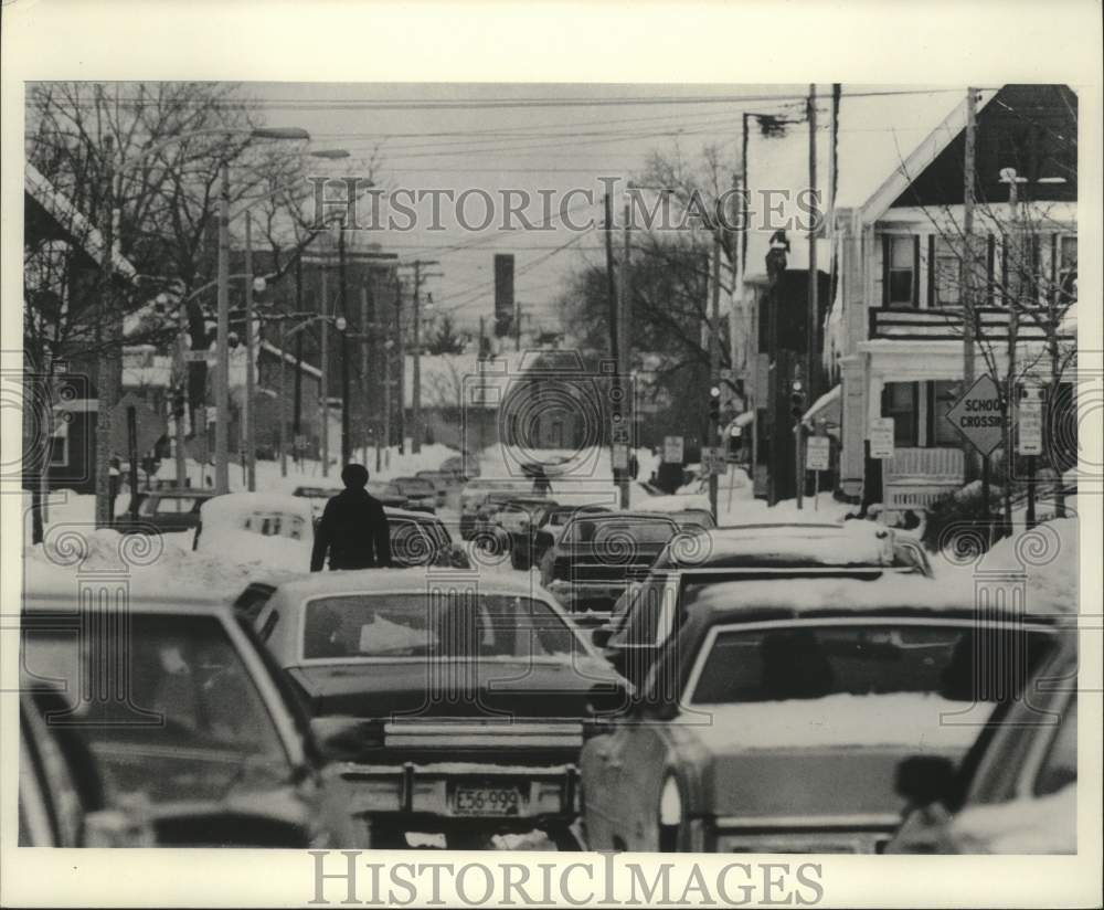 1979 Press Photo Traffic and pedestrian on W. Meinecke and N. 20th in Milwaukee - Historic Images