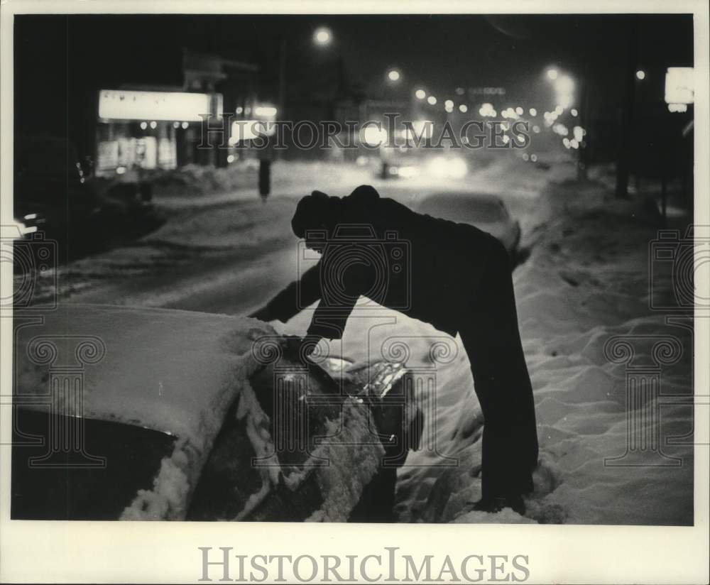 1979 Press Photo Kevin Witkowski clears windshield of snow Milwaukee - mjc29361 - Historic Images