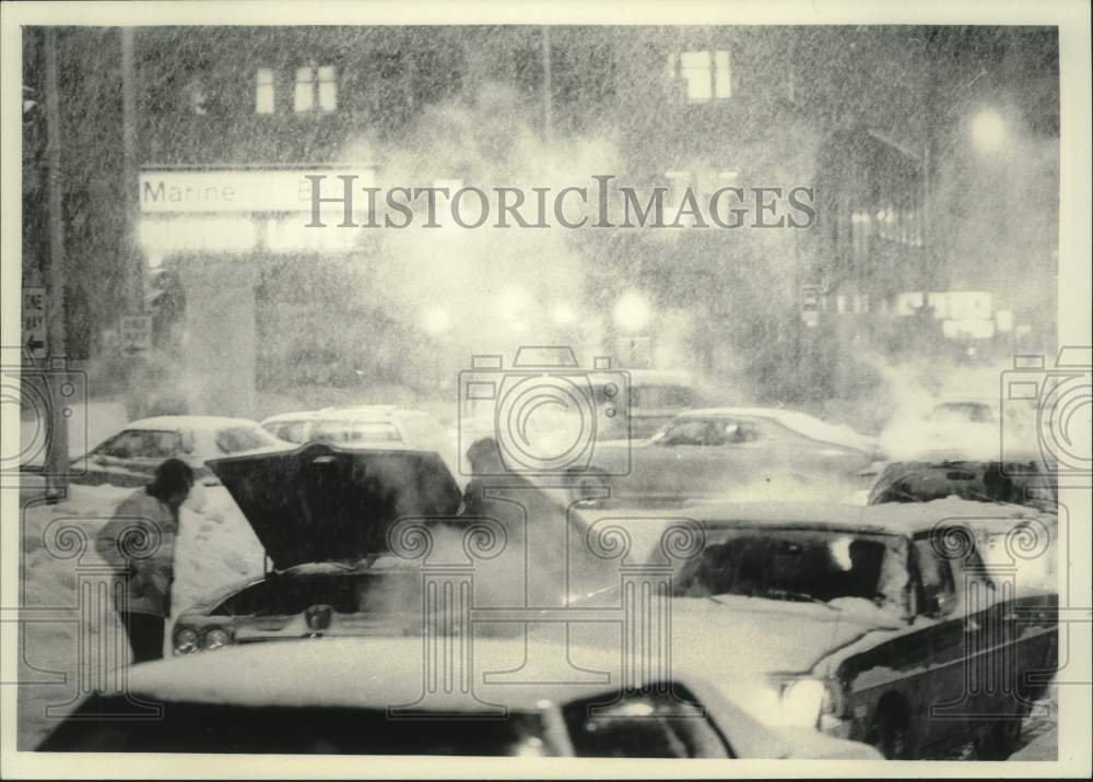 1979 Press Photo Cars piled up on Plankton and Wells during snow storm Milwaukee - Historic Images