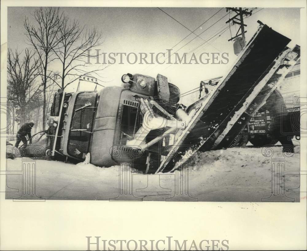 1979 Press Photo Snow Plow on its side while trying to clean up snow Milwaukee - Historic Images