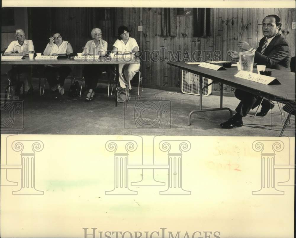 1983 Press Photo Senator David Opitz and Green Valley Residents Jackson - Historic Images