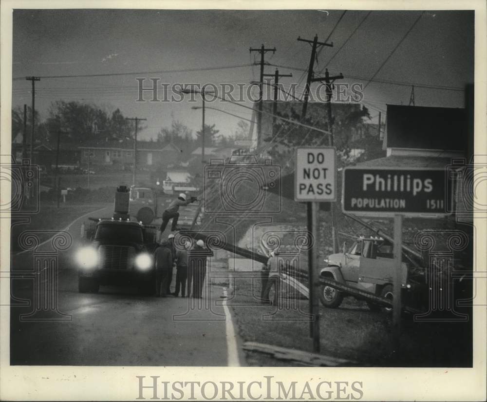 1977 Press Photo Crew Repairs Utility Lines After Wind Storm Phillips Wisconson - Historic Images