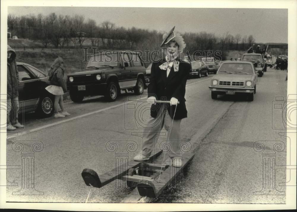 1990 Press Photo Clown in St. Patrick&#39;s Day parade in Town of Erin, Wisconsin - Historic Images