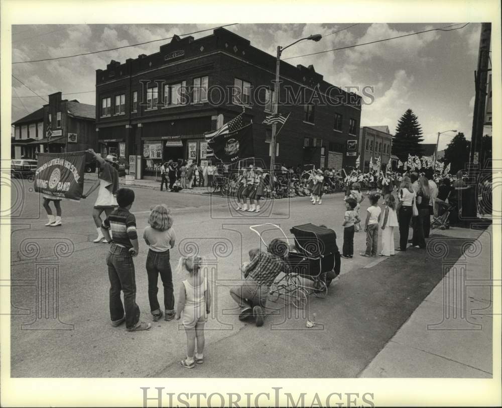 1982 Press Photo People watch the parade in downtown Jackson, Wisconsin - Historic Images