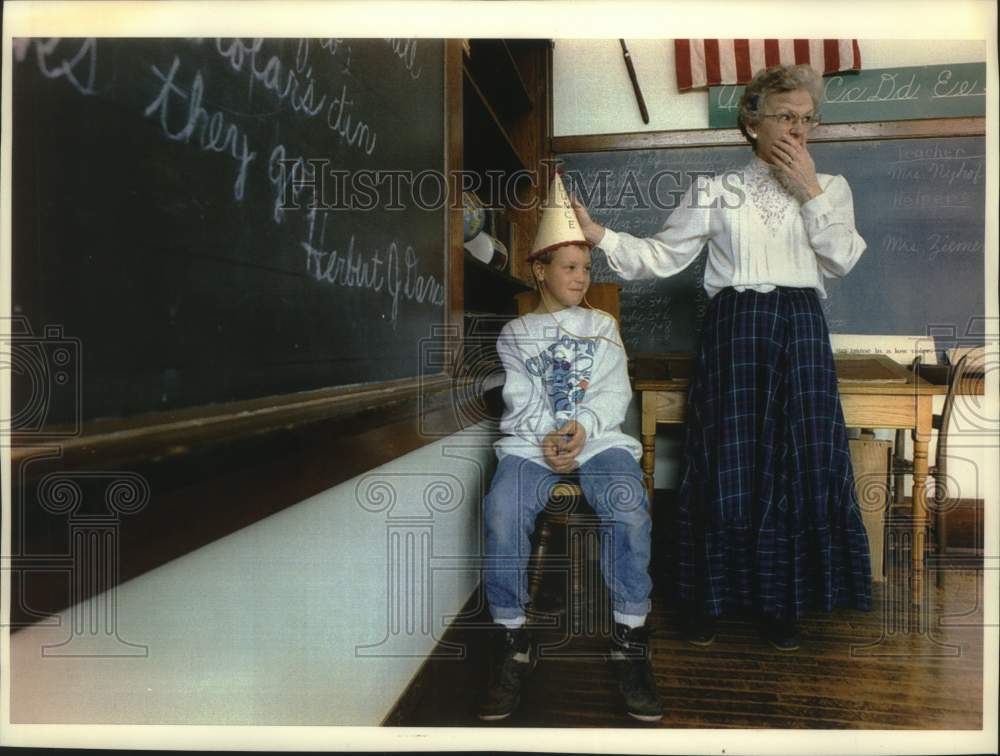 1993 Press Photo Nyhof and Bocek display at Ye Olde School in Jackson, Wisconsin - Historic Images