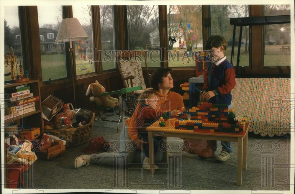 1993 Press Photo Diane Sykes with children Alexander and Jay in play room - Historic Images