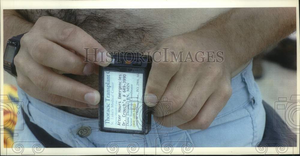 1993 Press Photo St. Luke's Medical Center pager for transplant patient Paul Ney - Historic Images