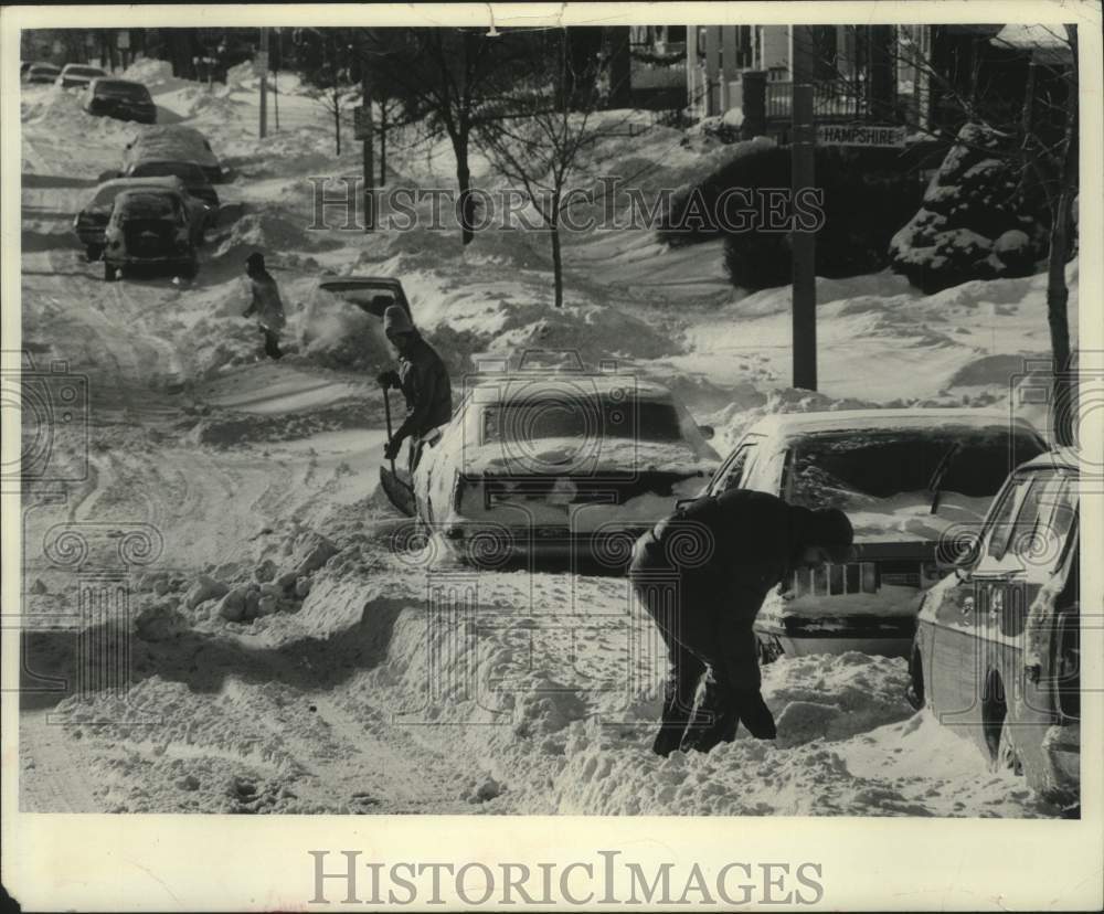 1979 Press Photo Motorist dig their cars out of snow, Milwaukee, Wisconsin - Historic Images