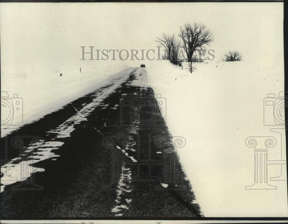 1979 Press Photo Car cresting a snow covered hill near Waterloo, Wisconsin - Historic Images