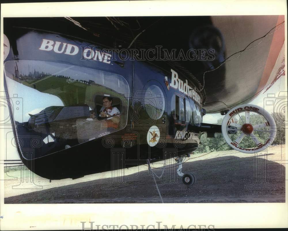 1993 Press Photo Bud One Blimp taking off at Timmerman Field, Milwaukee - Historic Images