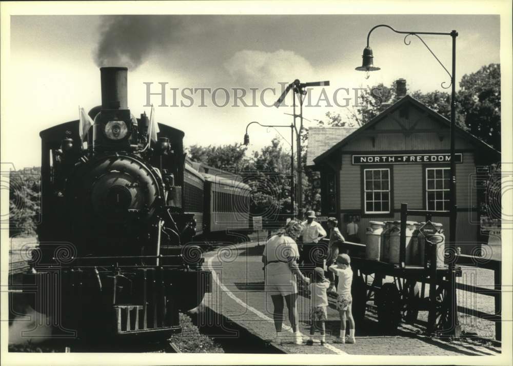 1991 Press Photo Mid-Continent Railway locomotive at North Freedom station - Historic Images