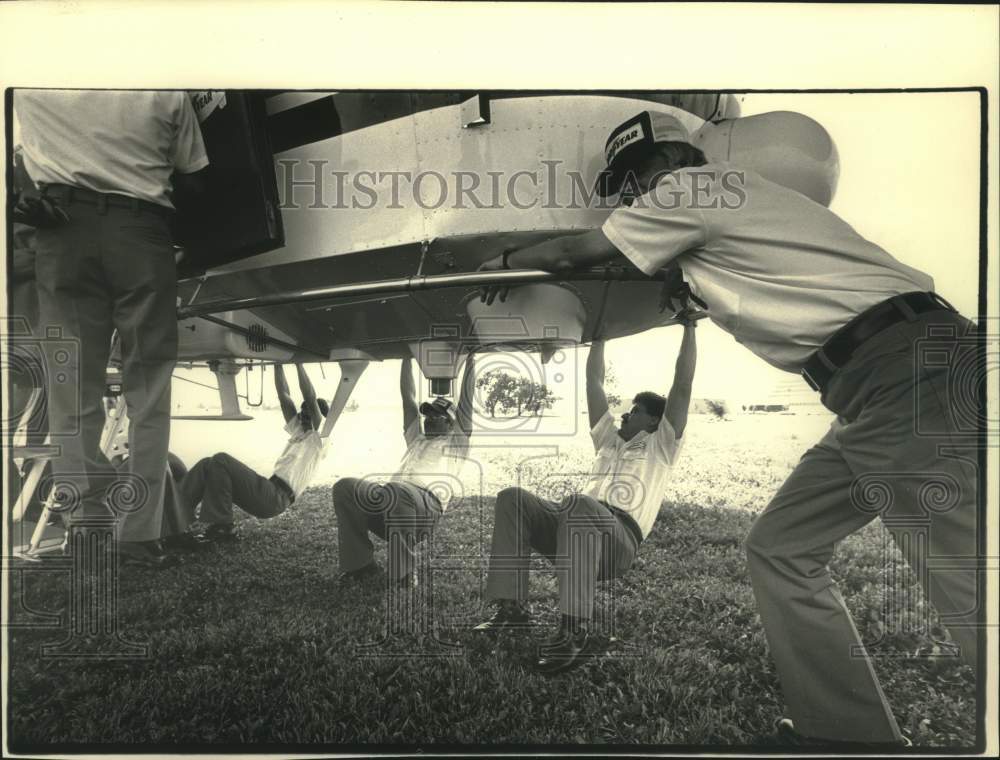 1986 Press Photo Goodyear blimp crew at Experimental Aircraft Association Fly-In