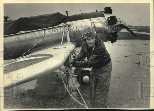 1986 Press Photo Bob Beckman, tying down his 1942 Ryan PT 22 plane, Wisconsin - Historic Images