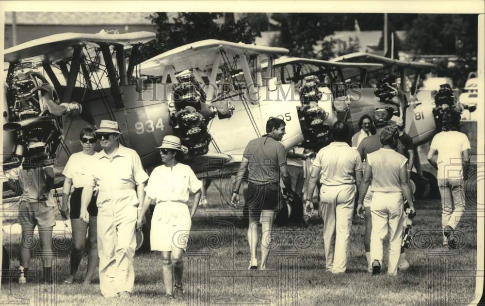 1987 Press Photo Visitors walking past Stearman biplanes at the EAA, Wisconsin - Historic Images