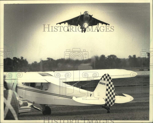 1987 Press Photo US Marine Corps Harrier jet hovers over runway at EAA, Oshkosh - Historic Images