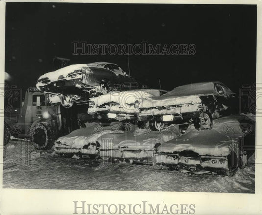 1979 Press Photo Milwaukee Northwest Side storage lot cars being stacked - Historic Images