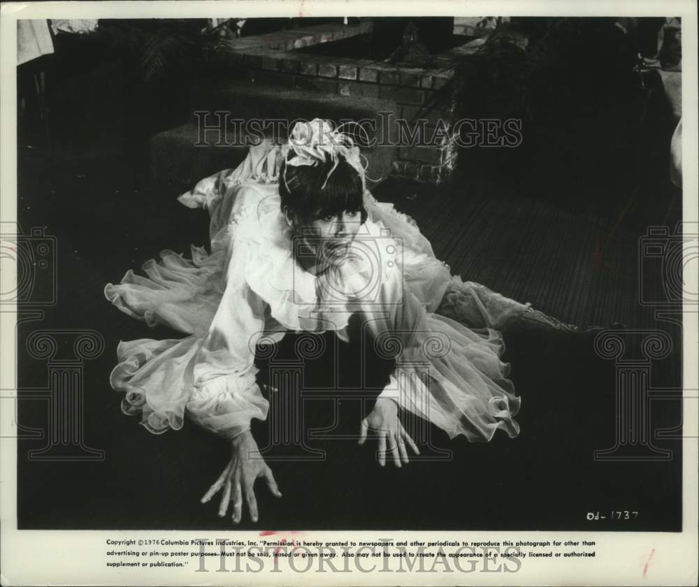 1977 Press Photo Jane Fonda modeling job scene in &quot;Fun With Dick and Jane&quot; - Historic Images