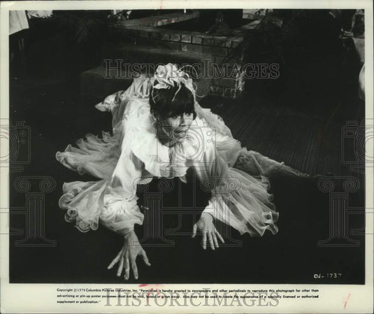 1977 Press Photo Jane Fonda modeling job scene in "Fun With Dick and Jane" - Historic Images