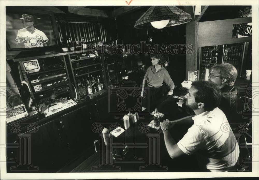 1989 Press Photo Jim and Tom Queisser with Marsh Jones watch TV at Goolsby&#39;s - Historic Images