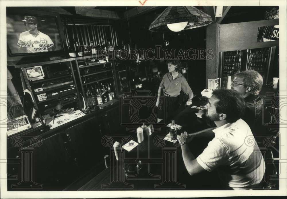 1989 Press Photo Jim and Tom Queisser with Marsh Jones watch TV at Goolsby's - Historic Images
