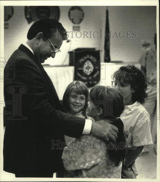 1990 Press Photo Wisconsin Governor Tommy G. Thompson talks with children - Historic Images
