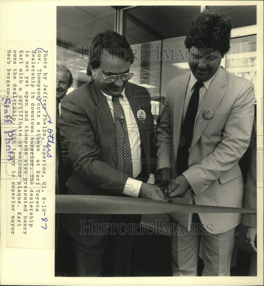 1987 Press Photo Wisconsin Gov. Thompson cuts ribbon at Kari Toyota dealership - Historic Images