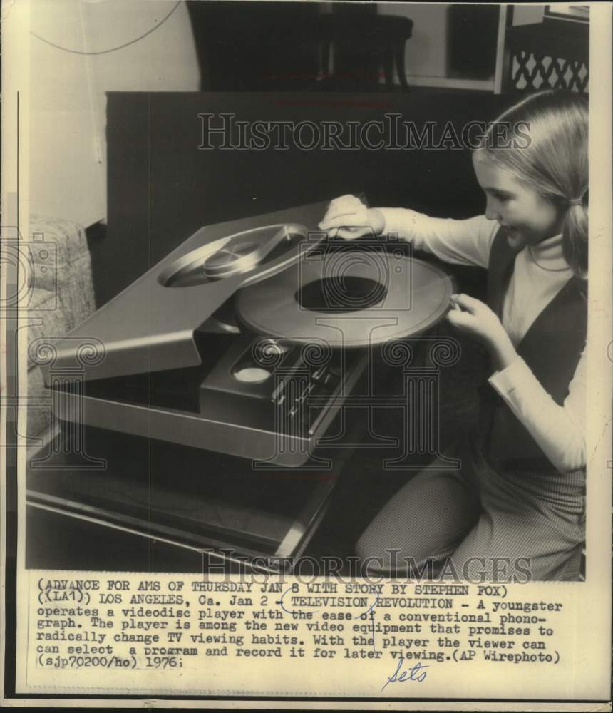 1976 Press Photo Young girl operating a videodisc player - mjc29646 - Historic Images