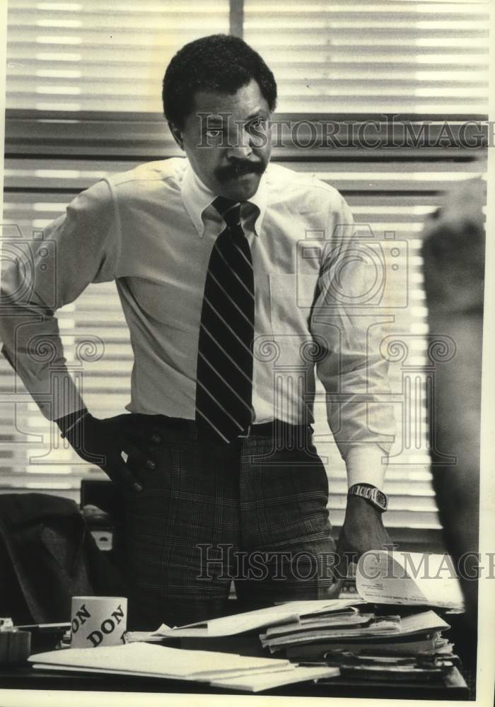 1982 Press Photo Donald Sykes, in his office at Social Development Commission - Historic Images