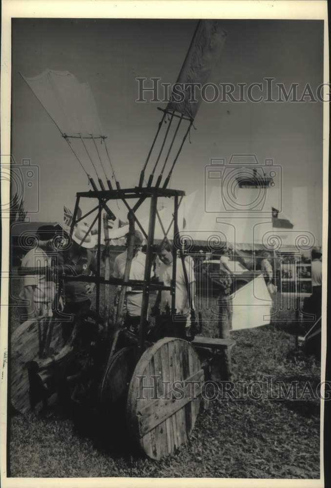 1987 Press Photo Spectators gathered to examine a primitive engine at EAA Fly-In - Historic Images