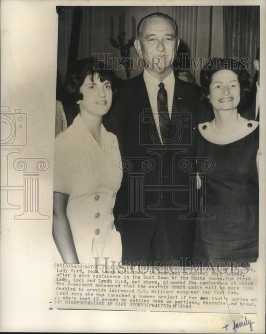 1965, President Johnson with his wife and daughter at the White House - Historic Images