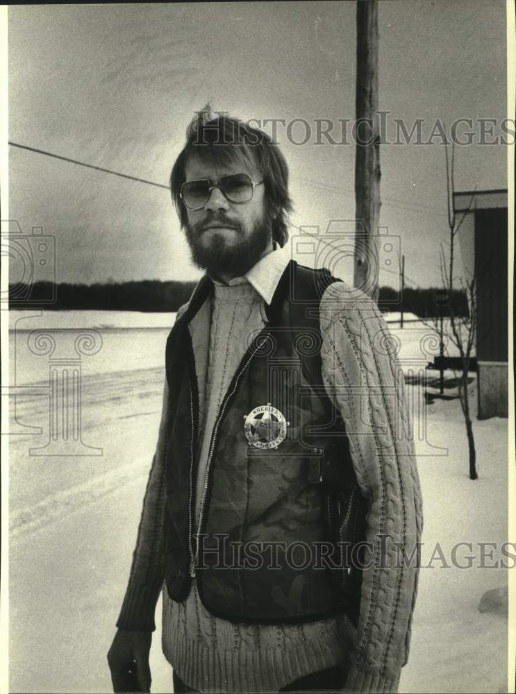 1981 Press Photo Gary L. Thomas a Posse Comitatus member ignores hearings. - Historic Images