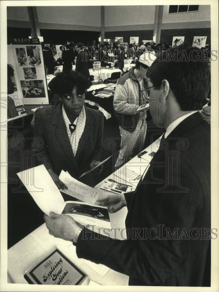 1992 Press Photo University of Wisconsin senior Catherine Davis at Career Day - Historic Images