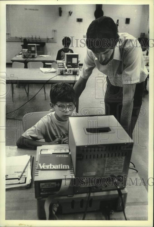 1983 Press Photo Dan Hackbarth instructs Graeme Zielinski on computer, Milwaukee - Historic Images